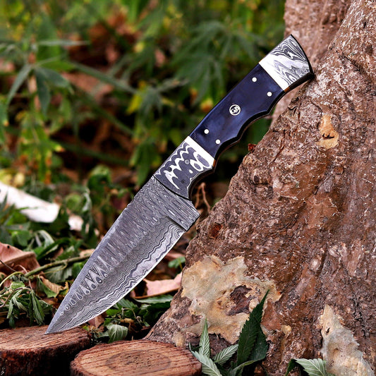 The Thorpe Hunter – 9 inch Hand-Forged Damascus Hunting Knife with Ram Horn Handle and Leather Sheath