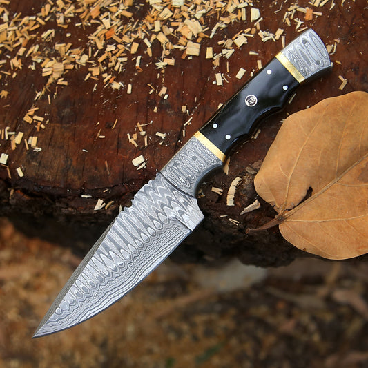 The Thorpe Hunter – 9 inch Hand-Forged Damascus Hunting Knife with Ram Horn Handle and Leather Sheath