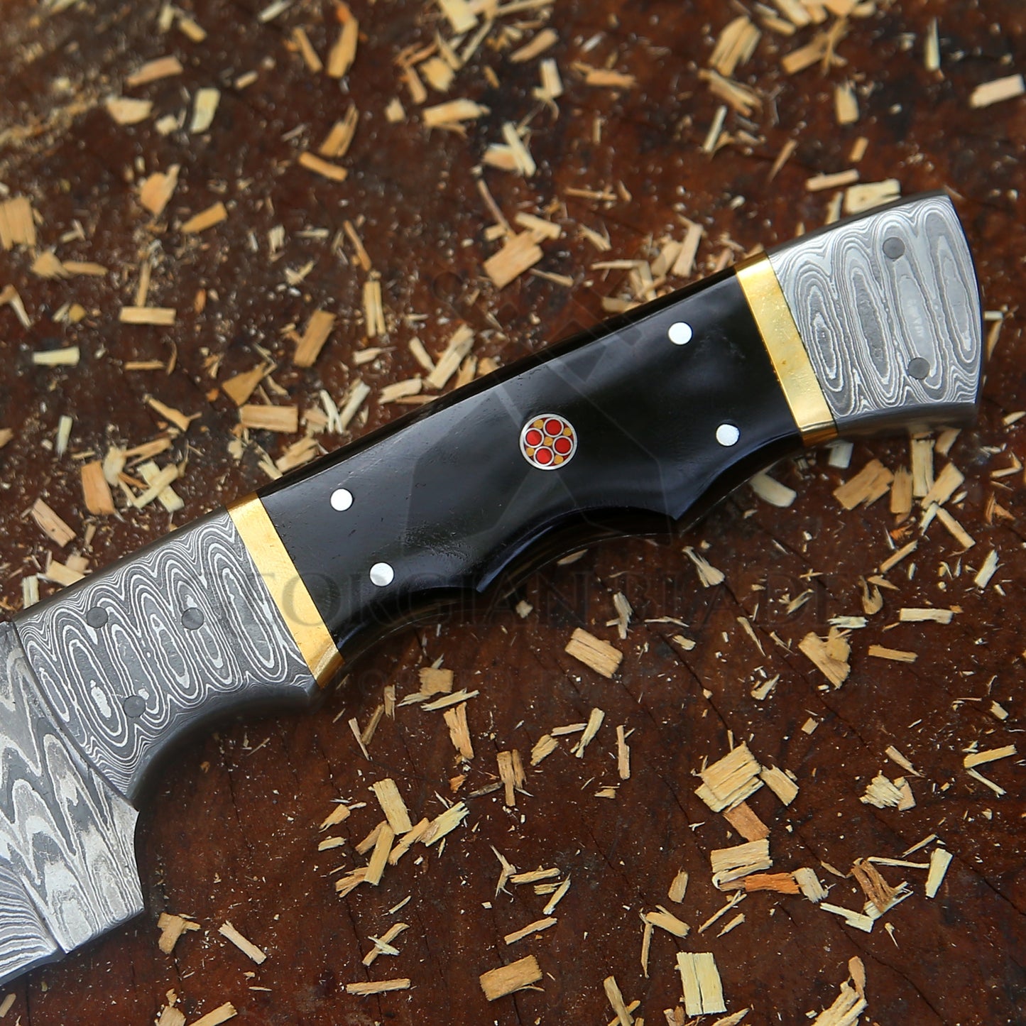 The Thorpe Hunter – 9 inch Hand-Forged Damascus Hunting Knife with Ram Horn Handle and Leather Sheath