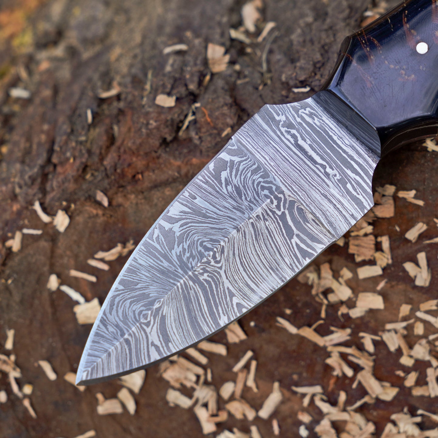 Pine Ridge – Damascus Steel Field Knife with Epoxy Pine-Cone Handle