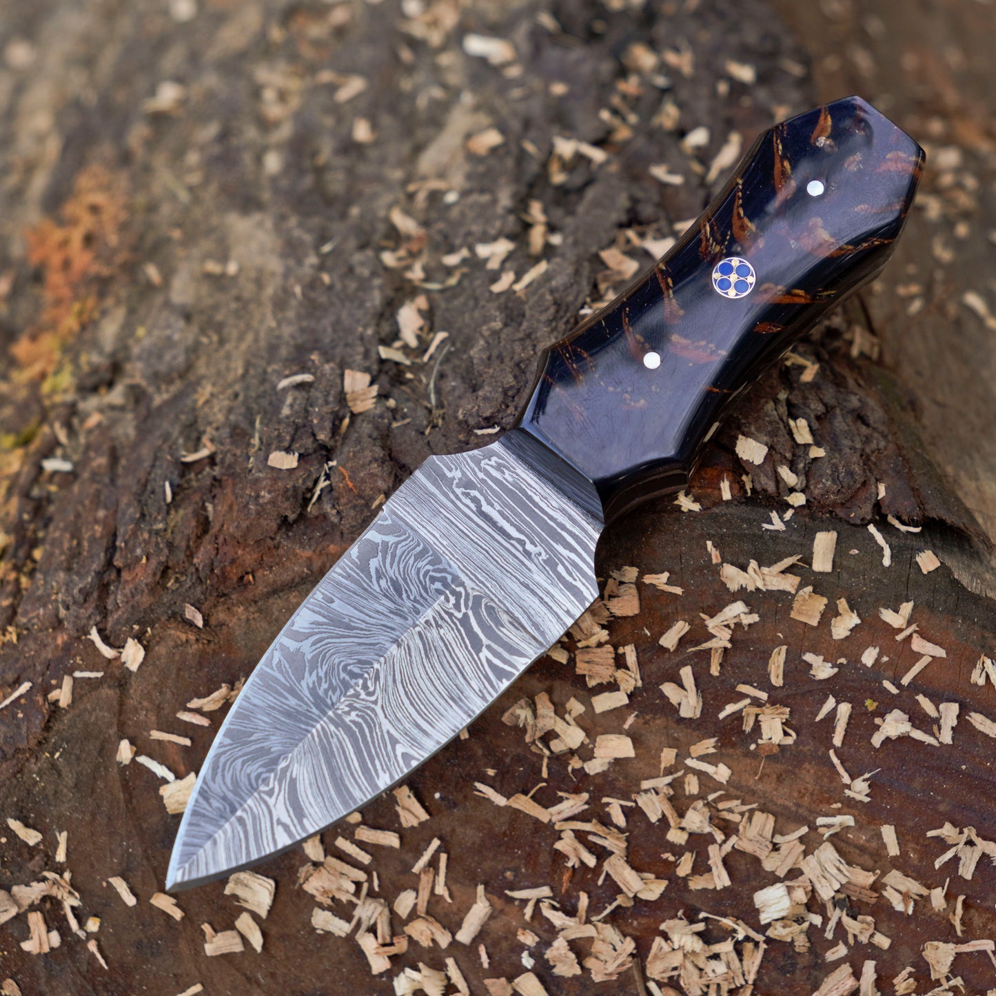 Pine Ridge – Damascus Steel Field Knife with Epoxy Pine-Cone Handle
