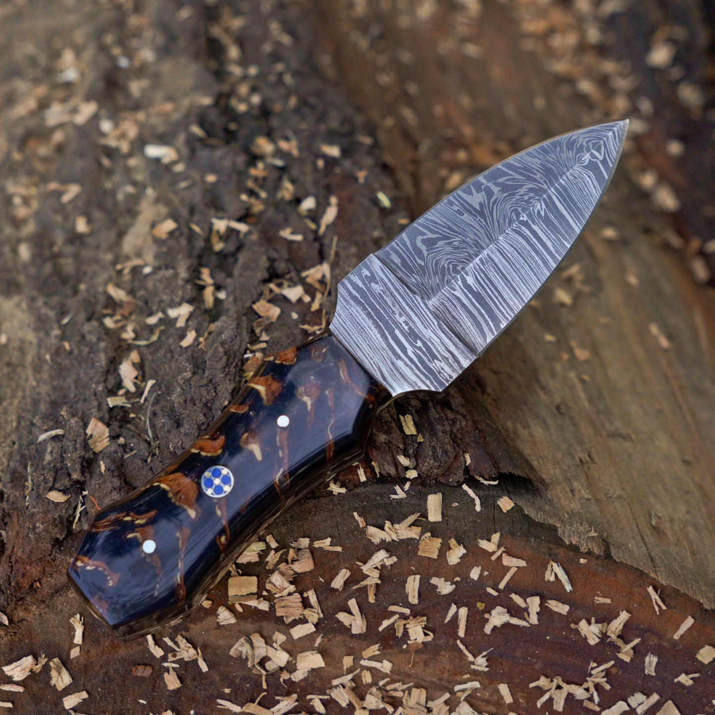Pine Ridge – Damascus Steel Field Knife with Epoxy Pine-Cone Handle