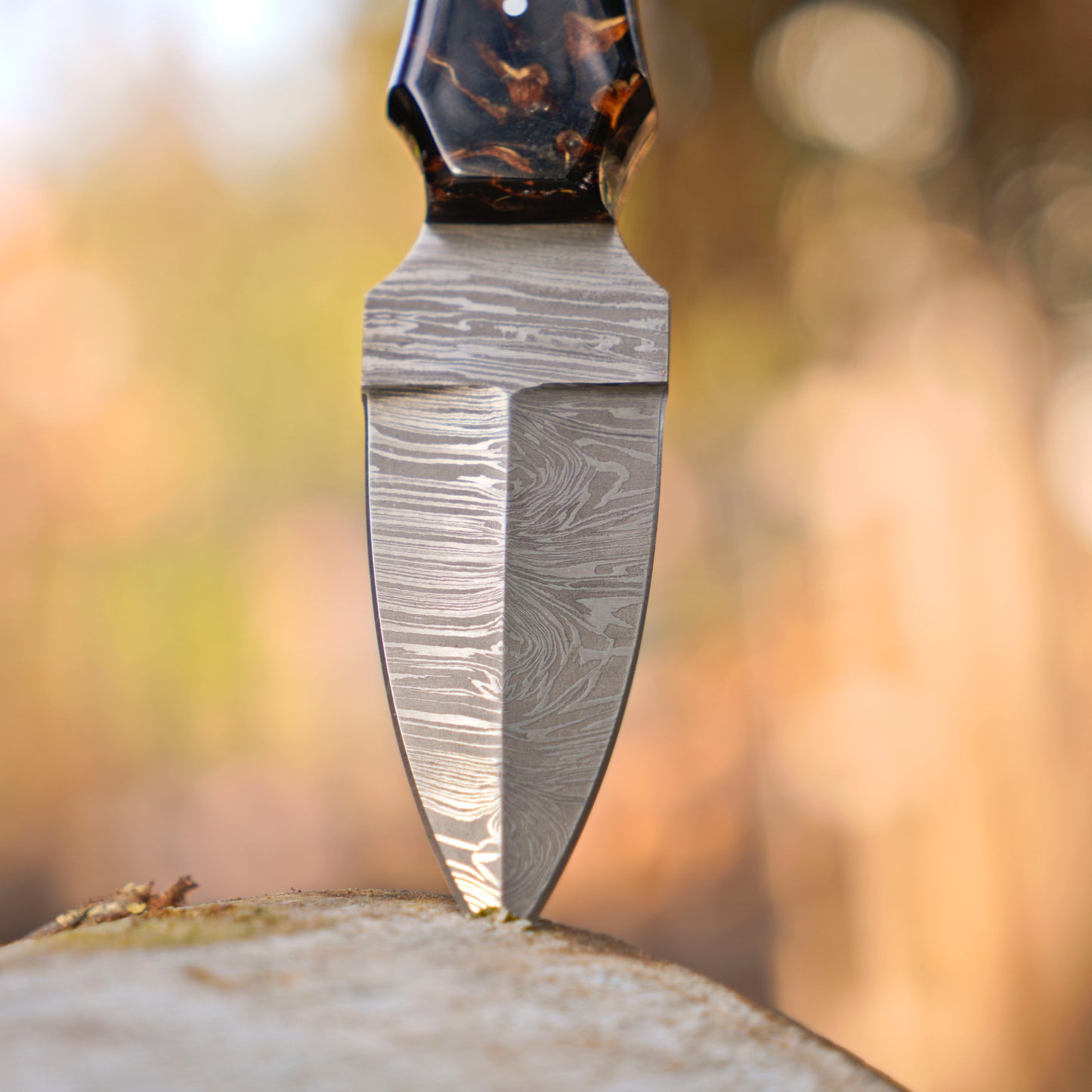 Pine Ridge – Damascus Steel Field Knife with Epoxy Pine-Cone Handle