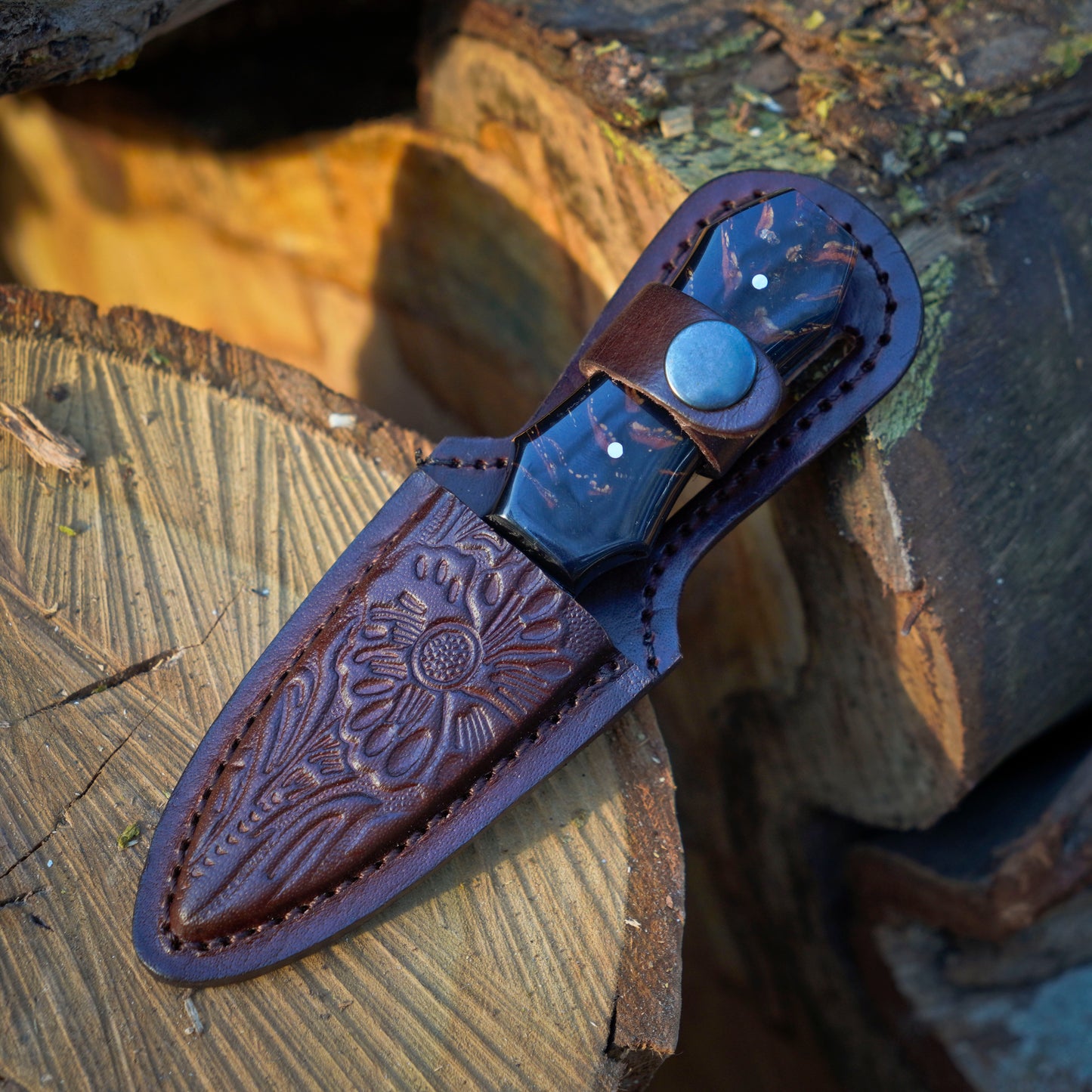 Pine Ridge – Damascus Steel Field Knife with Epoxy Pine-Cone Handle