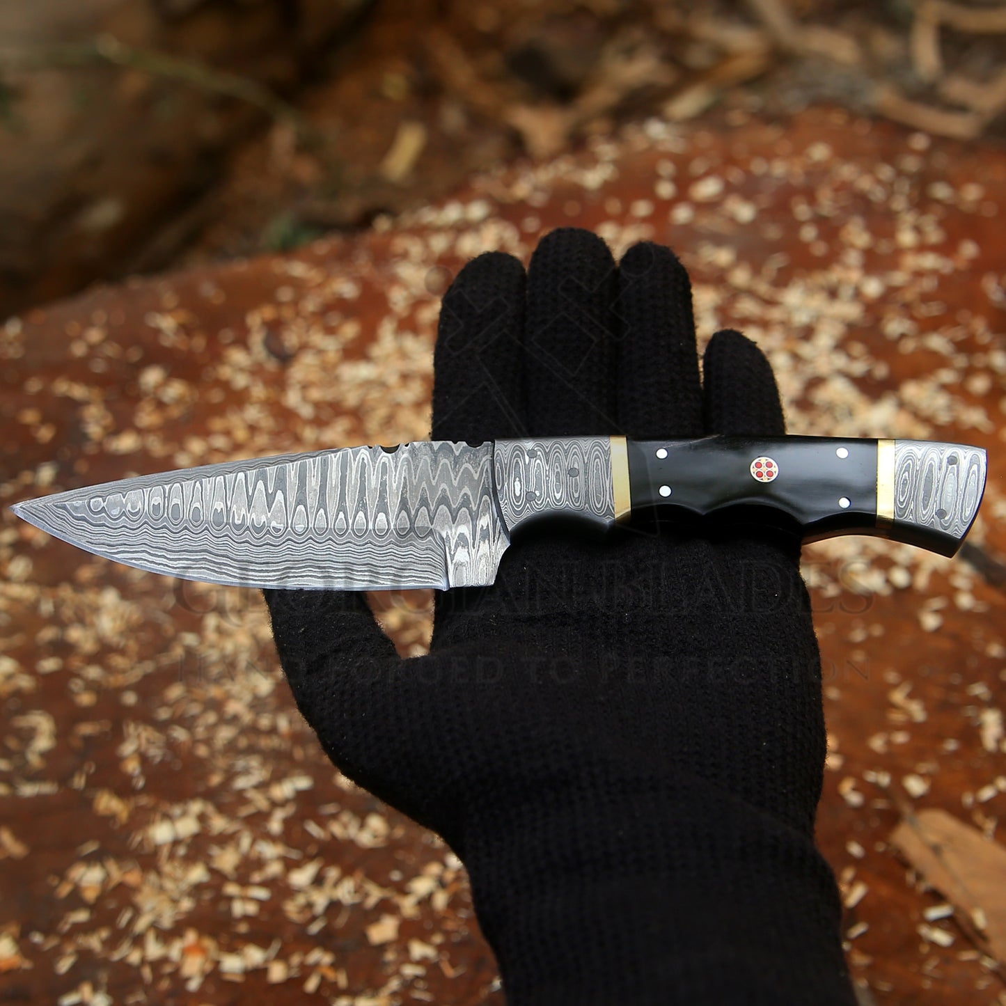 The Thorpe Hunter – 9 inch Hand-Forged Damascus Hunting Knife with Ram Horn Handle and Leather Sheath