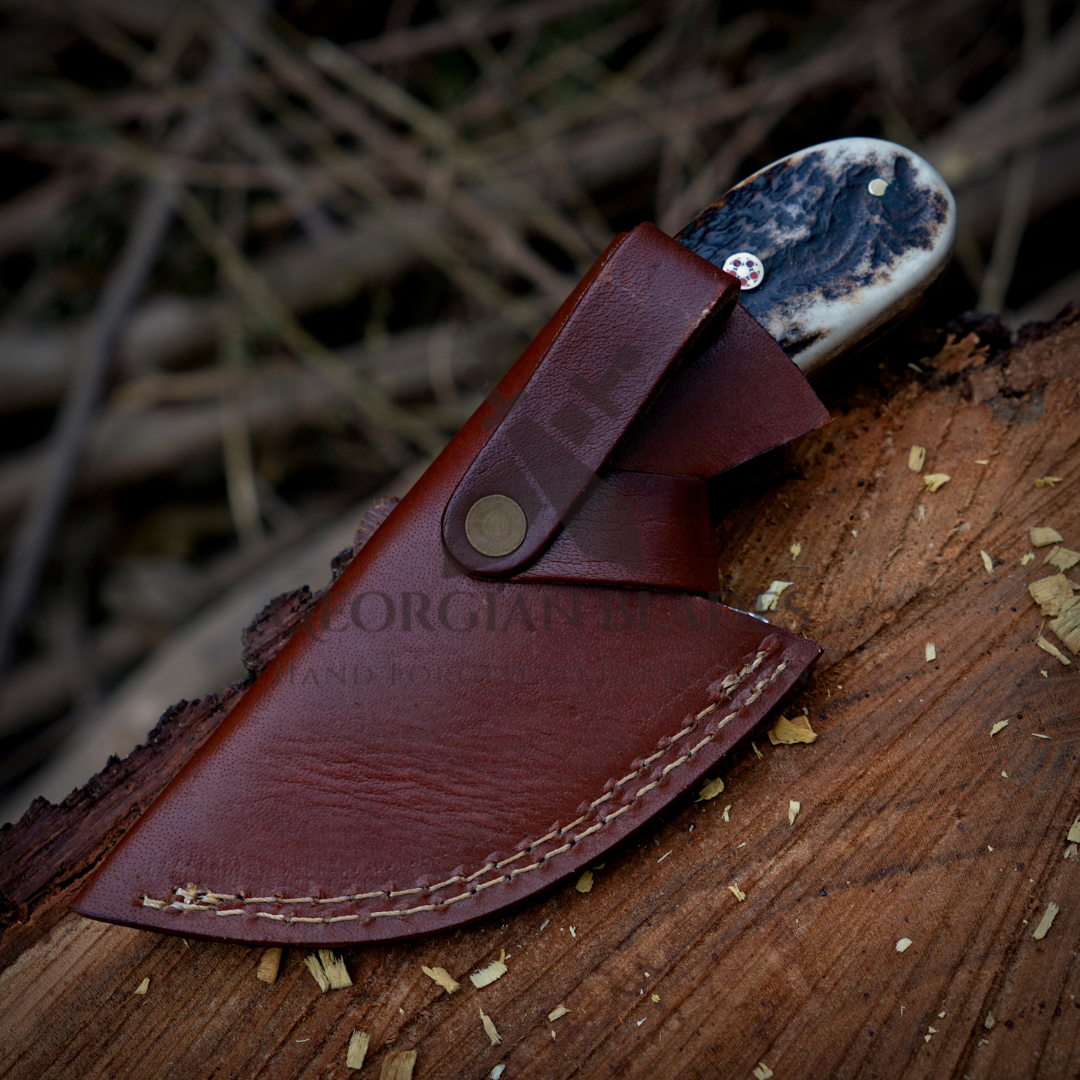 Hand-Forged Damascus Steel Blade Skinning Knife – Perfect for Outdoor Enthusiasts