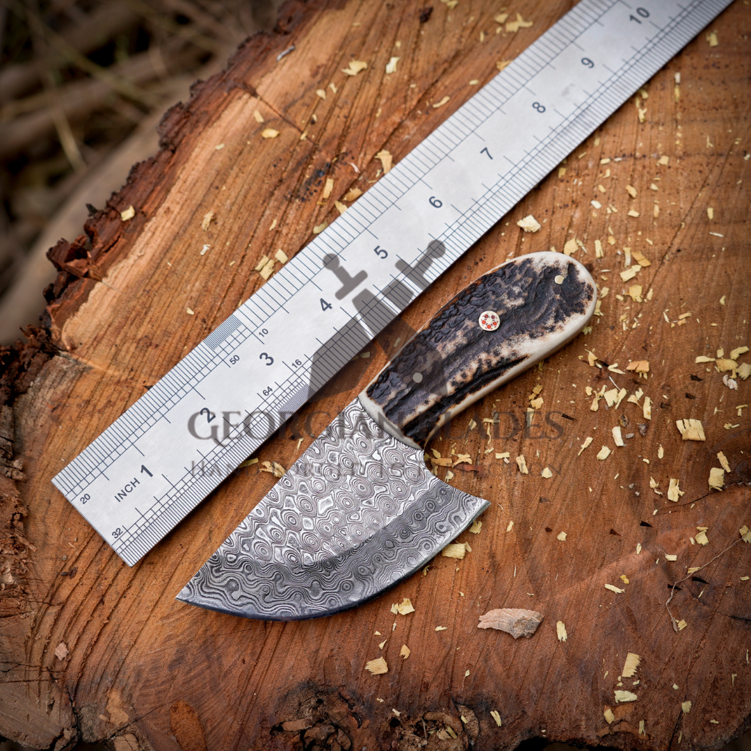 Hand-Forged Damascus Steel Blade Skinning Knife – Perfect for Outdoor Enthusiasts