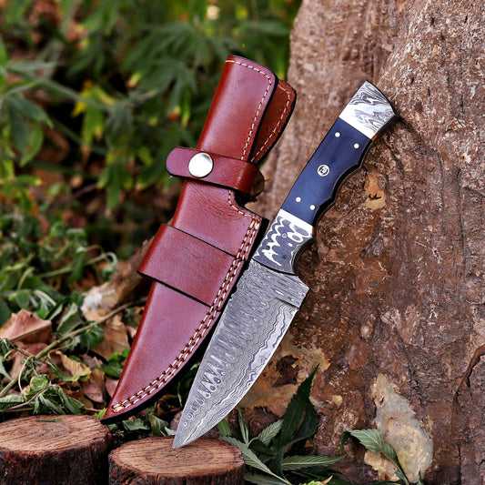 The Thorpe Hunter – 9 inch Hand-Forged Damascus Hunting Knife with Ram Horn Handle and Leather Sheath