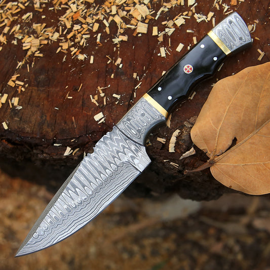 The Thorpe Hunter – 9 inch Hand-Forged Damascus Hunting Knife with Ram Horn Handle and Leather Sheath