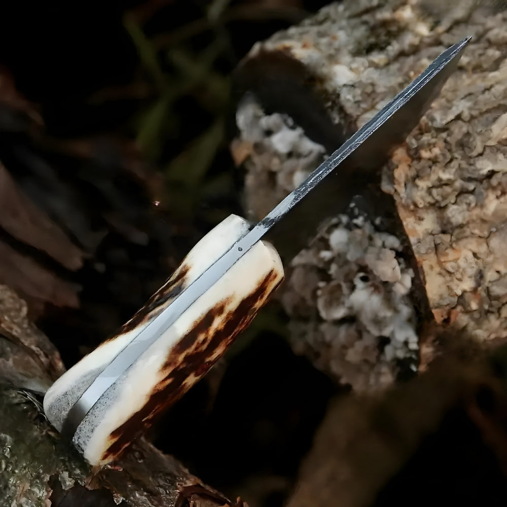 Hand-Forged Damascus Steel Blade Skinning Knife – Perfect for Outdoor Enthusiasts