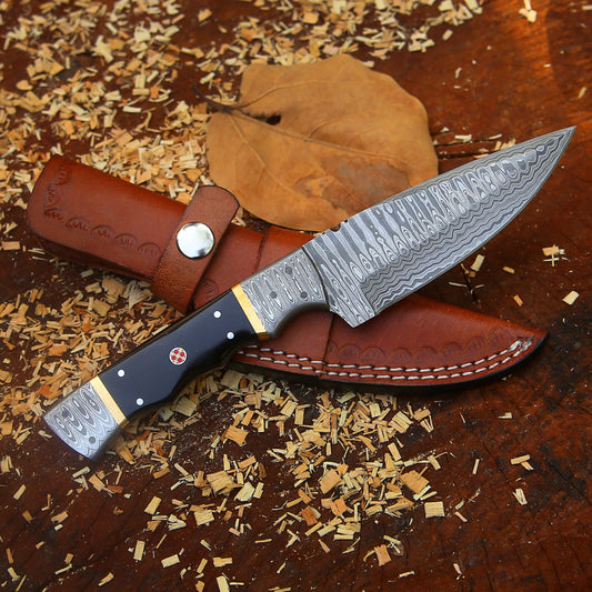The Thorpe Hunter – 9 inch Hand-Forged Damascus Hunting Knife with Ram Horn Handle and Leather Sheath