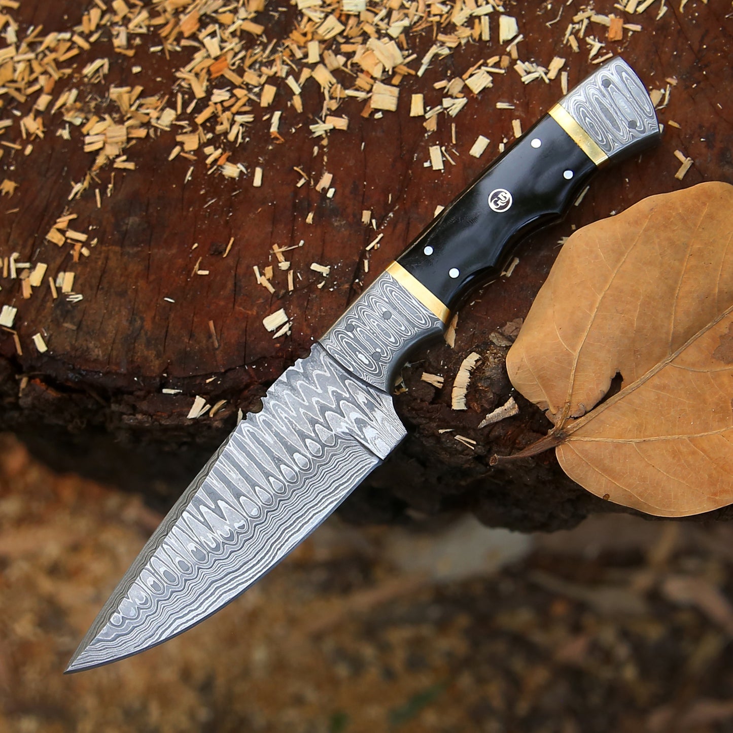 The Thorpe Hunter – 9 inch Hand-Forged Damascus Hunting Knife with Ram Horn Handle and Leather Sheath