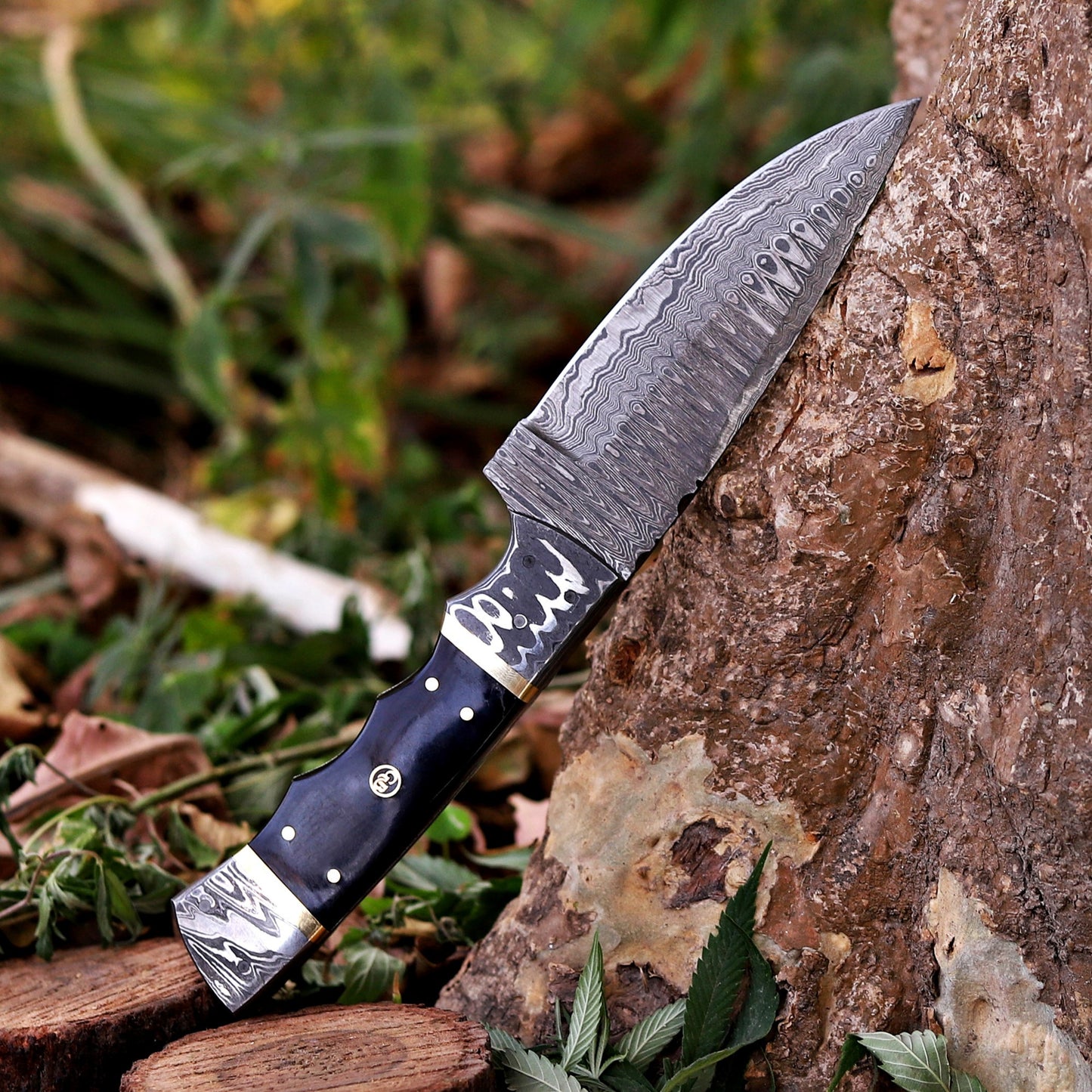The Thorpe Hunter – 9 inch Hand-Forged Damascus Hunting Knife with Ram Horn Handle and Leather Sheath