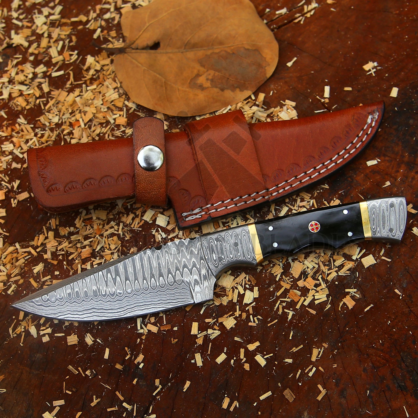The Thorpe Hunter – 9 inch Hand-Forged Damascus Hunting Knife with Ram Horn Handle and Leather Sheath