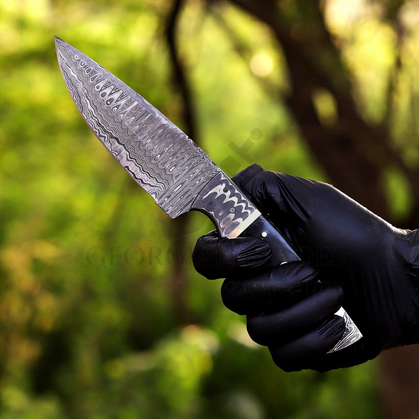 The Thorpe Hunter – 9 inch Hand-Forged Damascus Hunting Knife with Ram Horn Handle and Leather Sheath