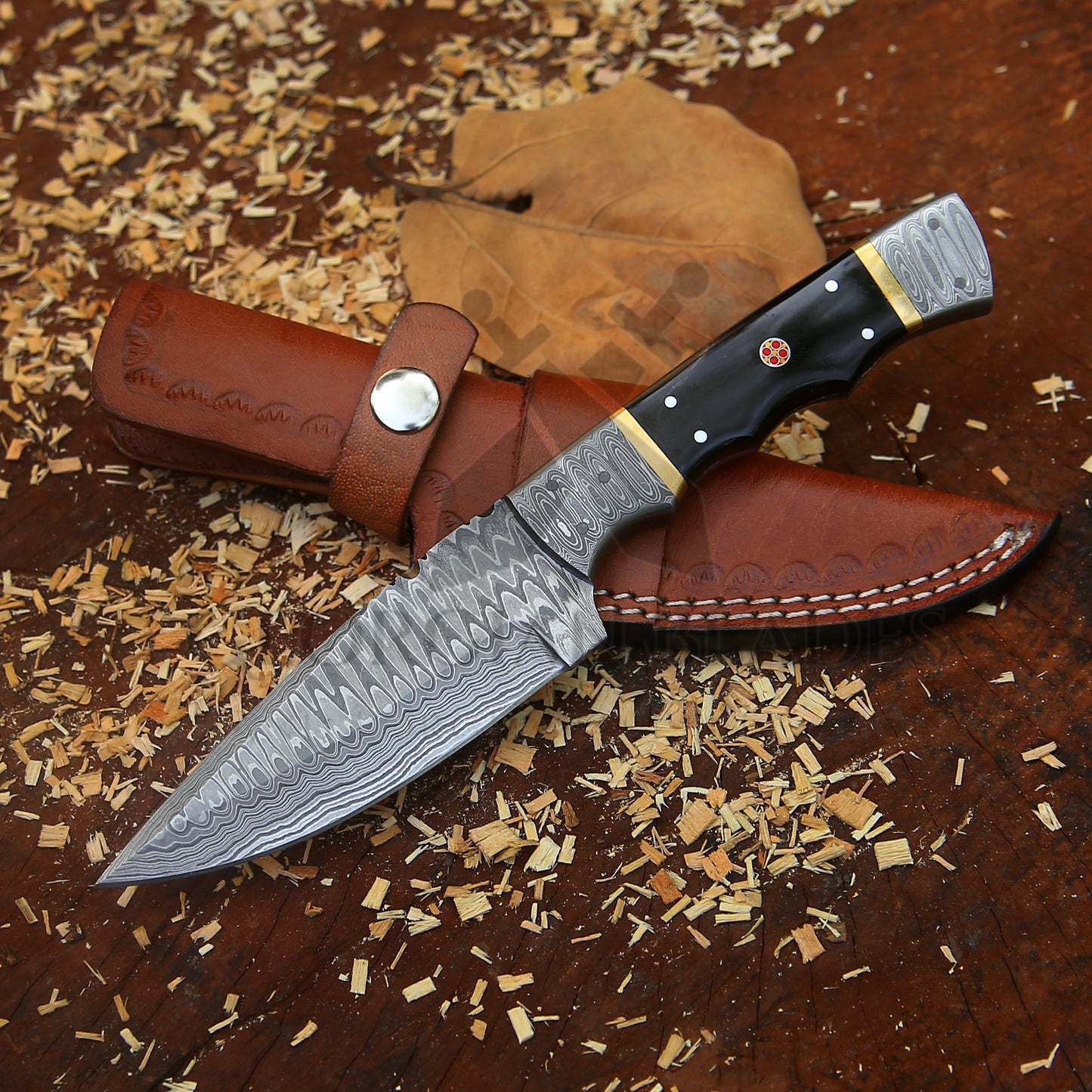 The Thorpe Hunter – 9 inch Hand-Forged Damascus Hunting Knife with Ram Horn Handle and Leather Sheath
