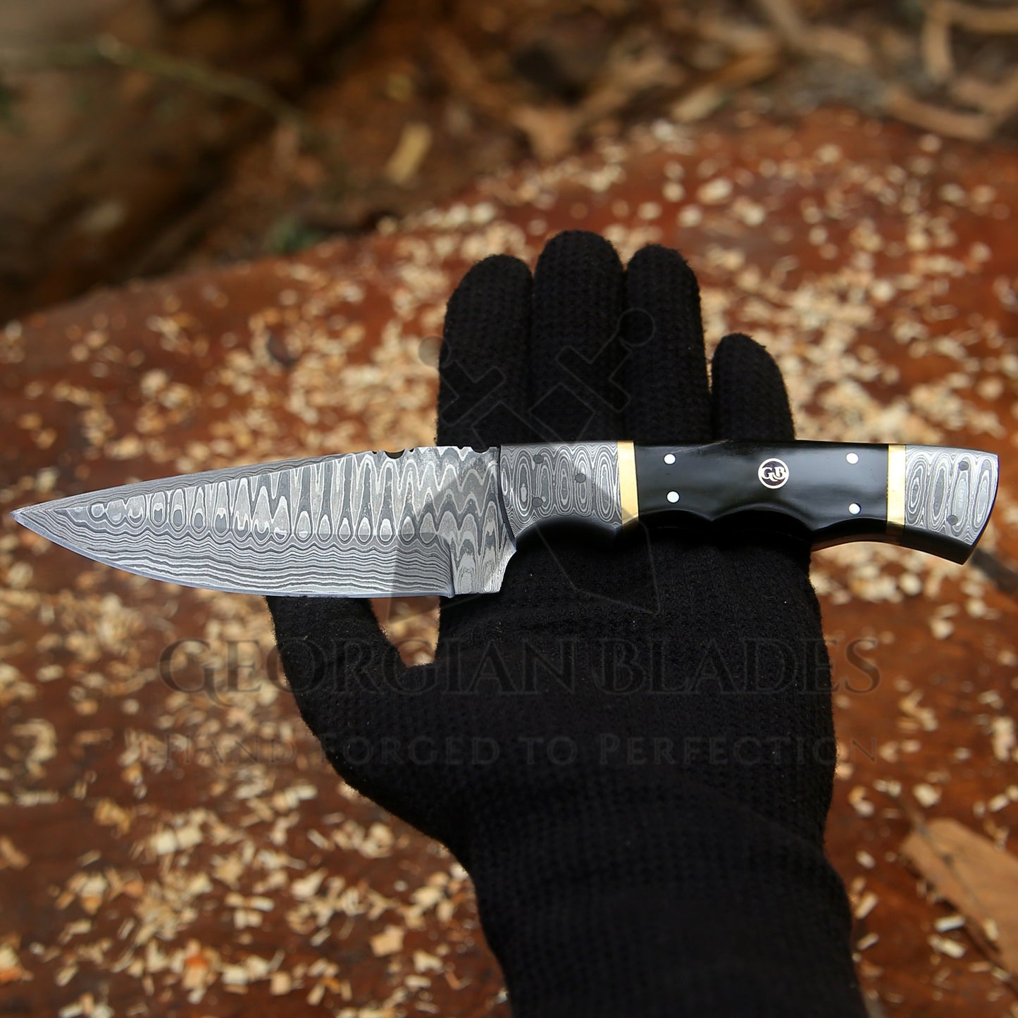The Thorpe Hunter – 9 inch Hand-Forged Damascus Hunting Knife with Ram Horn Handle and Leather Sheath