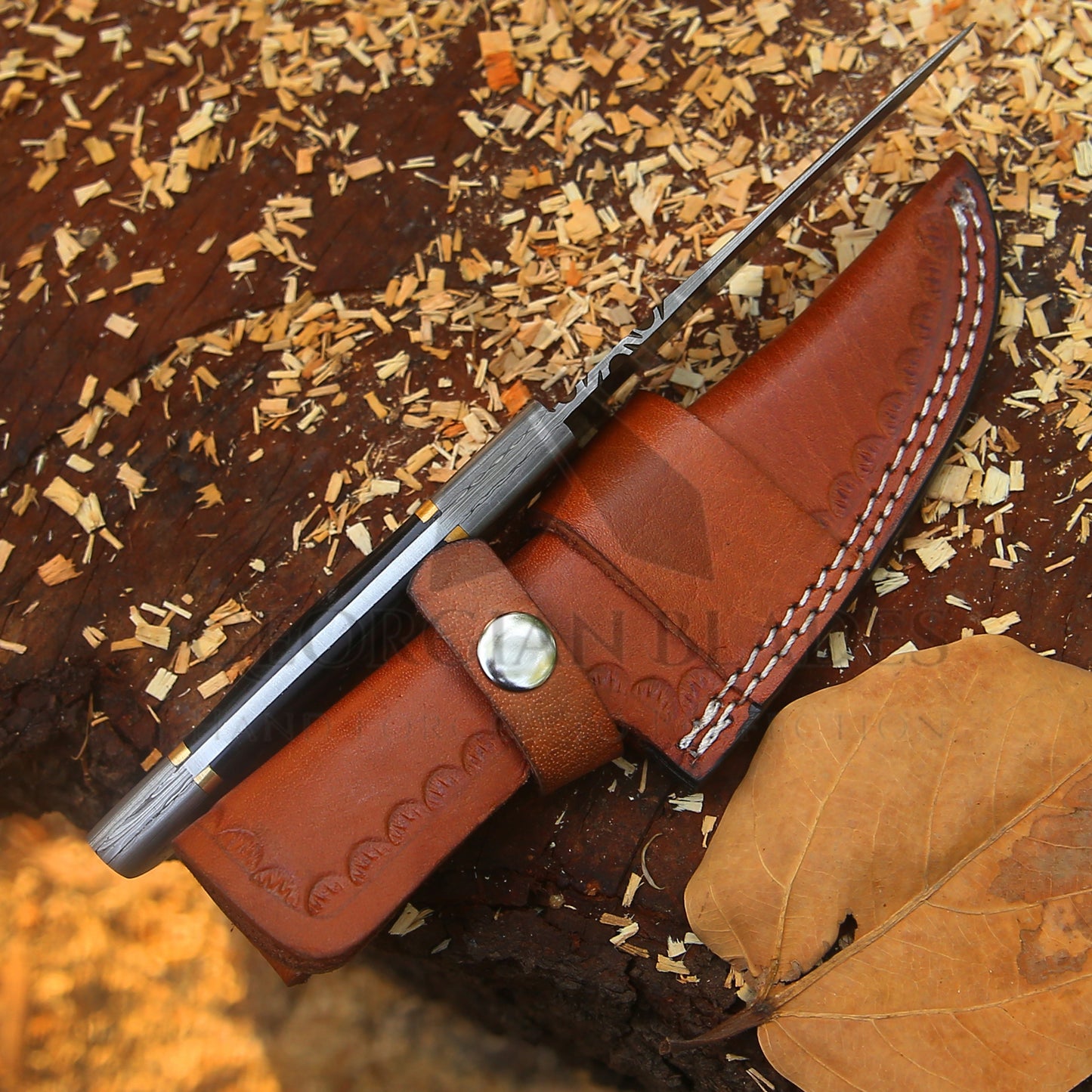The Thorpe Hunter – 9 inch Hand-Forged Damascus Hunting Knife with Ram Horn Handle and Leather Sheath