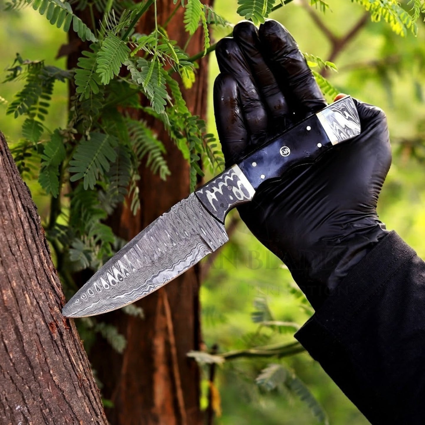 The Thorpe Hunter – 9 inch Hand-Forged Damascus Hunting Knife with Ram Horn Handle and Leather Sheath