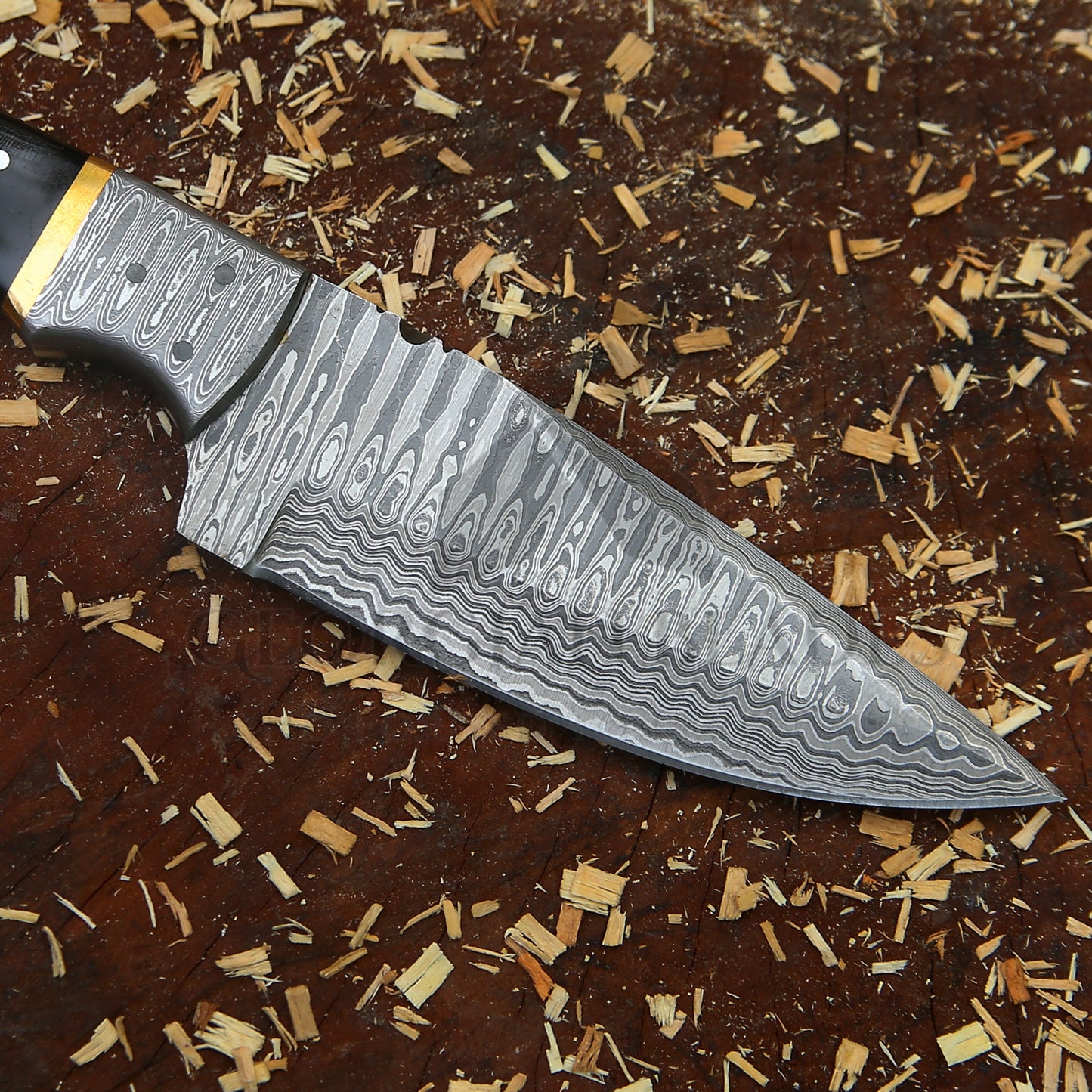 The Thorpe Hunter – 9 inch Hand-Forged Damascus Hunting Knife with Ram Horn Handle and Leather Sheath
