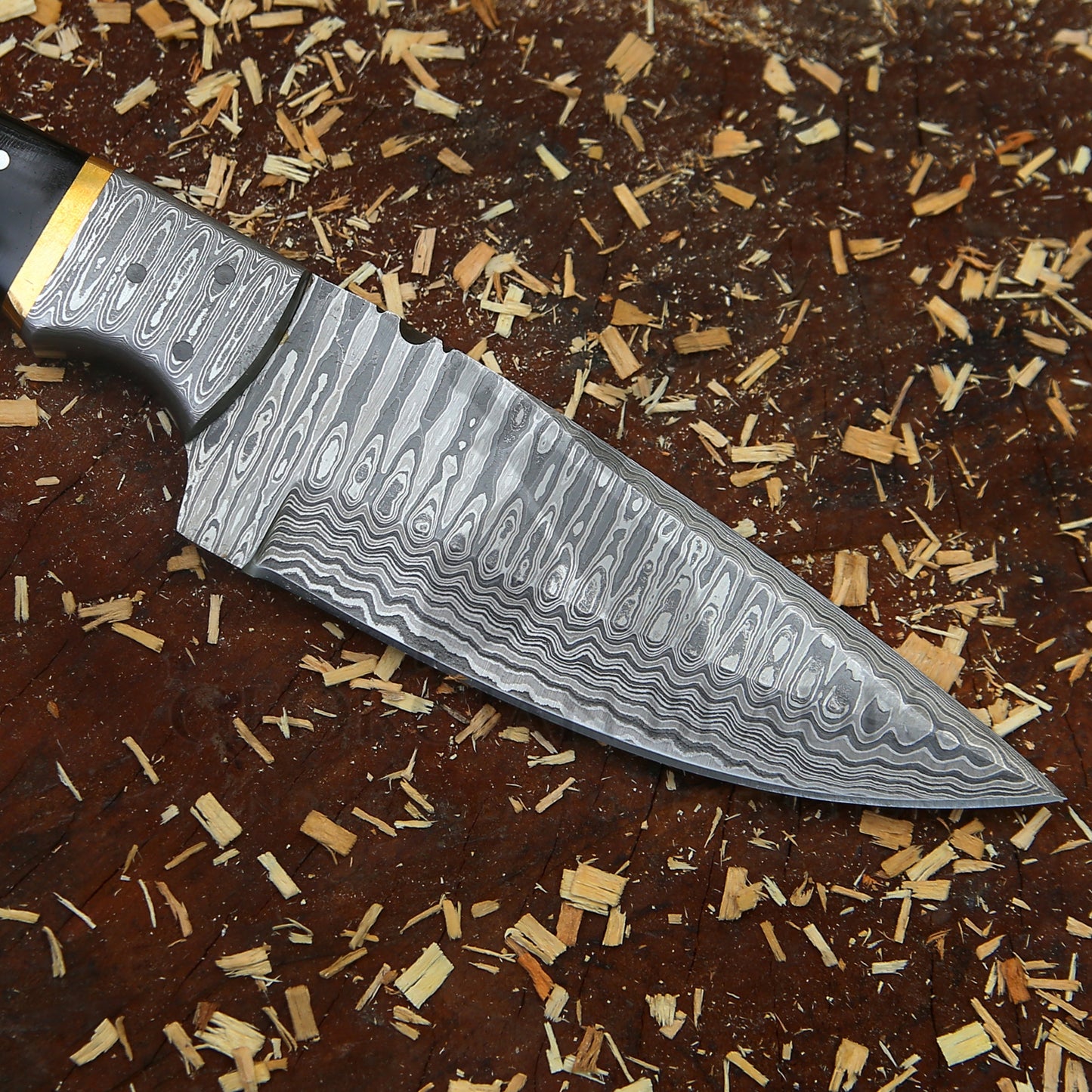 The Thorpe Hunter – 9 inch Hand-Forged Damascus Hunting Knife with Ram Horn Handle and Leather Sheath