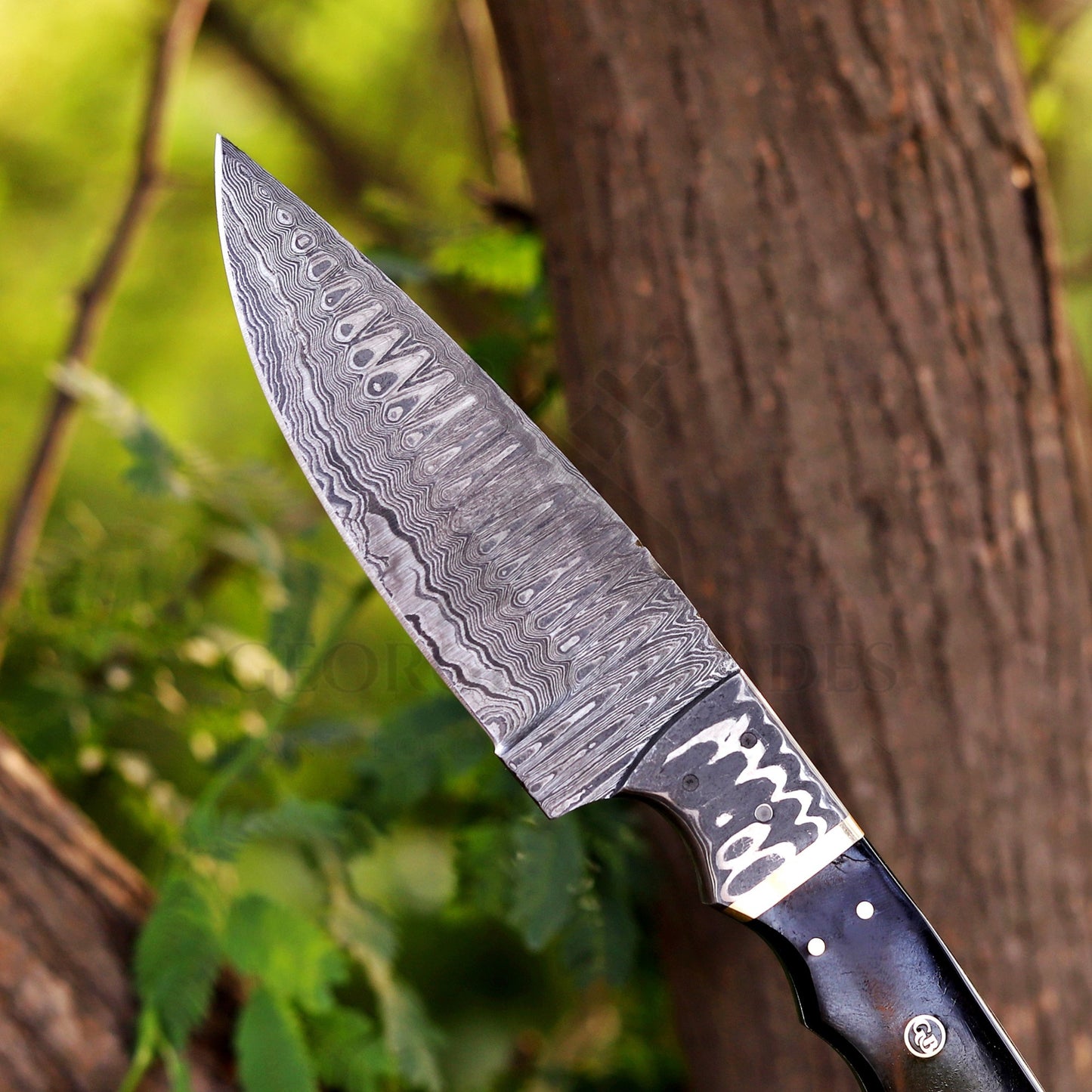 The Thorpe Hunter – 9 inch Hand-Forged Damascus Hunting Knife with Ram Horn Handle and Leather Sheath