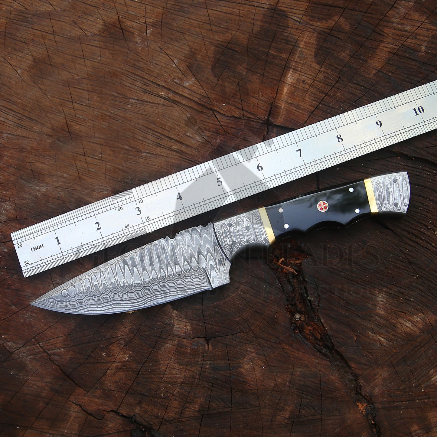 The Thorpe Hunter – 9 inch Hand-Forged Damascus Hunting Knife with Ram Horn Handle and Leather Sheath